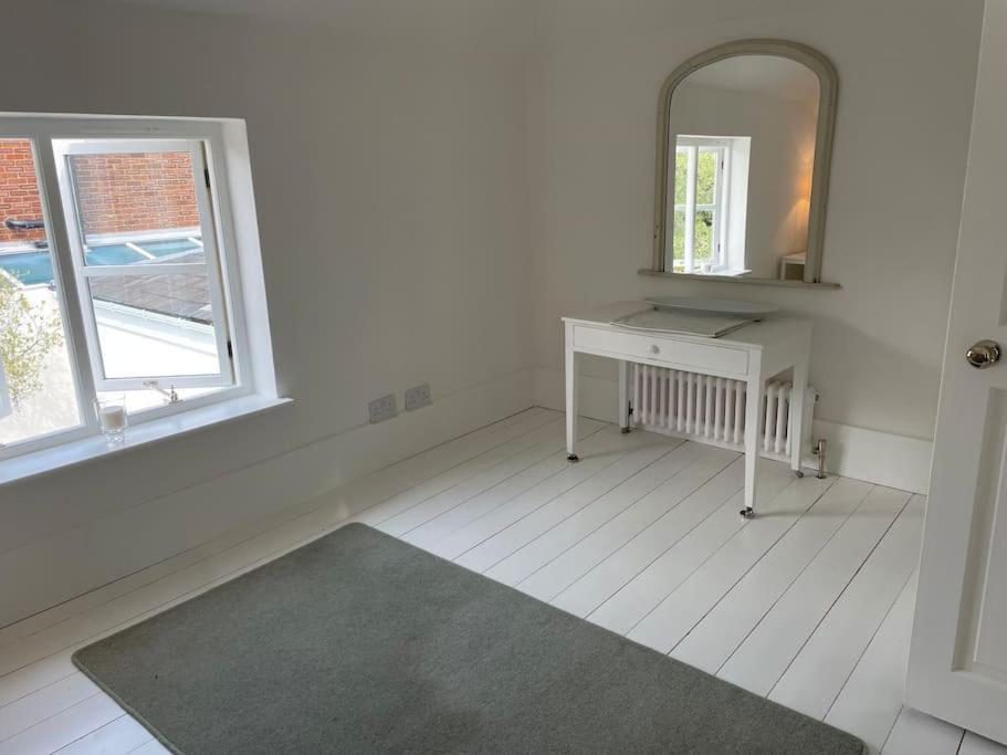 Willow House, Georgian Property In Shepperton Εξωτερικό φωτογραφία
